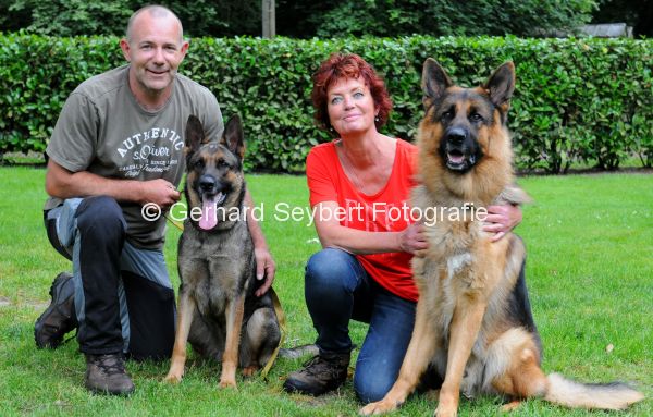 KEVELAER Foto von Yves Georgi und Lisbeth Wijnans mit ihren Hunden